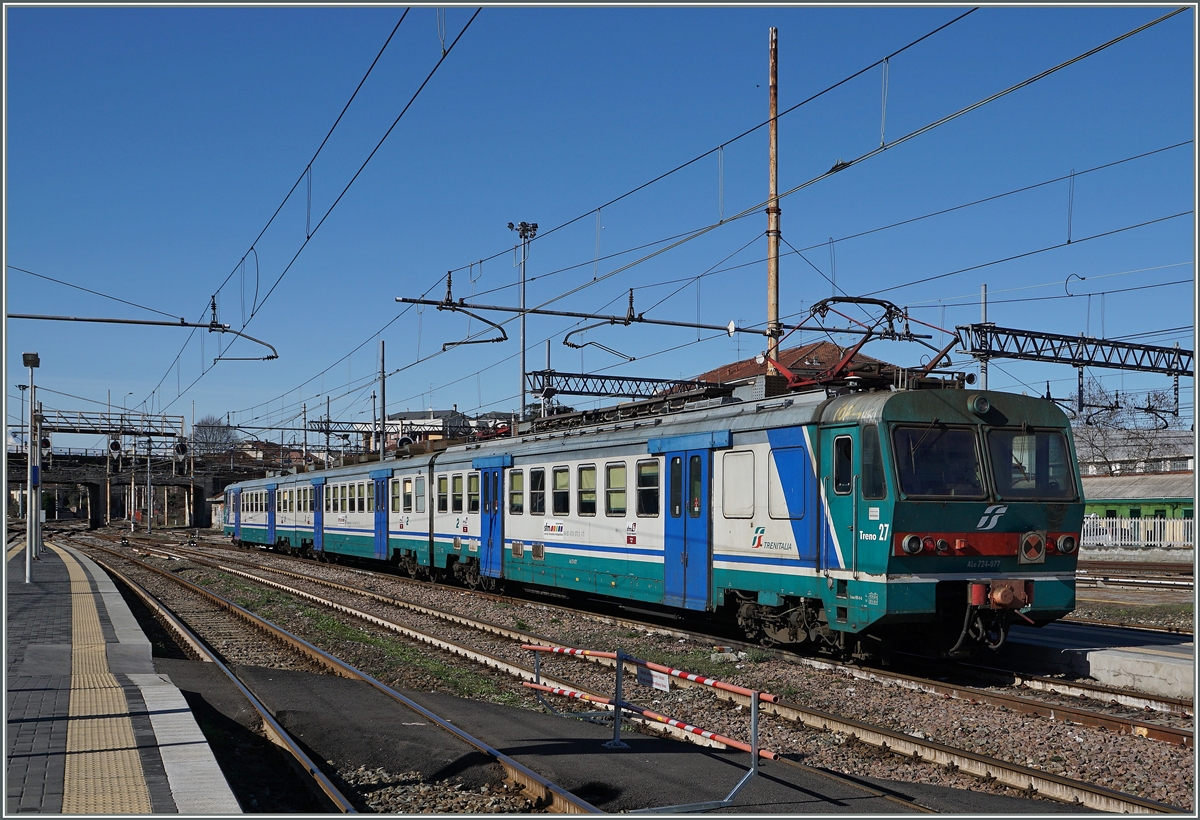 Eine kleine Italienrundreise (Bild 4): Nach kurzen Zwischenhalten in Torino Porta Susa und Vercelli brachte mich der 9727 nach Novara, wo der altehrwürdige FS Ale 724 076 auf mich wartete, um mich via Orta nach Domodossla zu bringen.
Da  mein  Ale 724 076 von wenig talentierten  Künstlern  behandelt worden war, zeige ich hier das Bild des FS Ale 724 077, der auf die Abfahrt nach Arona wartet.
1. März 2016