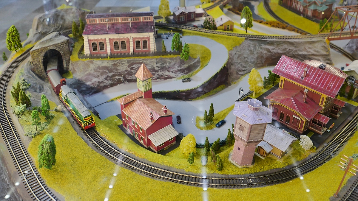 Eine kleine Modellbahn im Einkaufszentrum Piterlend in St. Petersburg, 17.2.18 

Die Gebäude sind alle aus Kartonbausätzen zum Stecken. Billig sind sie aber nicht. Der kleine Bahnhof am rechten Rand kostet immerhin 625 Rubel (heutiger Wert 8,27 Euro).