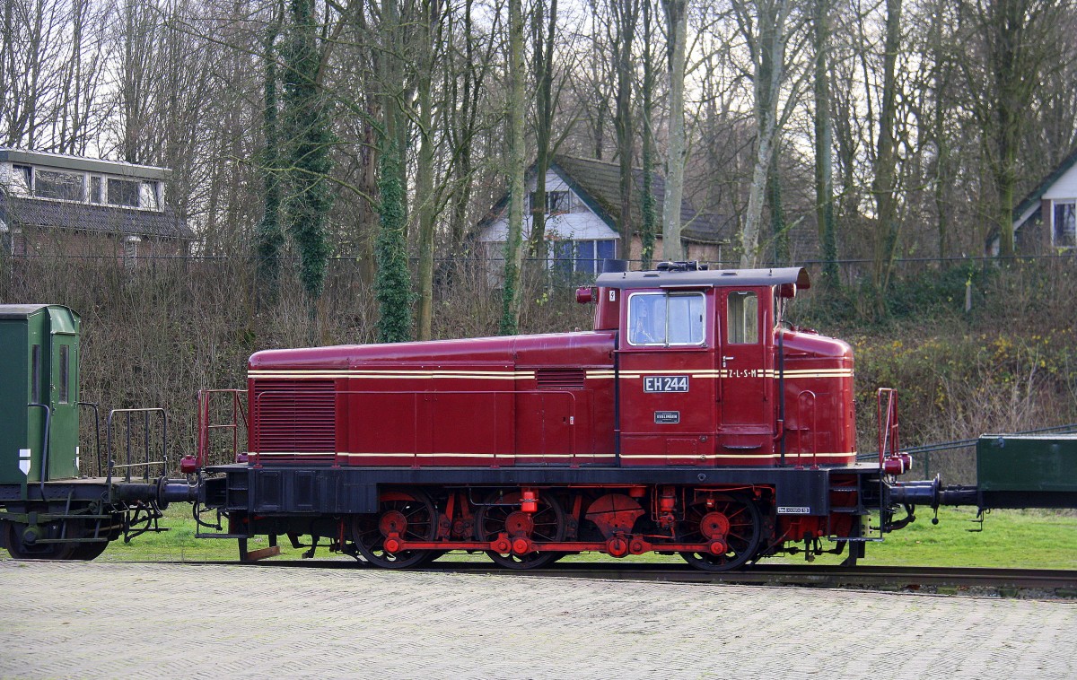 Eine Kleine Rangierlok steht in Simpelveld(NL).
Aufgenommen vom einem Parkplatz am Bahnhof von Simpelveld(NL). 
 Bei Schönem Dezemberwetter am Mittag vom 19.12.2015.