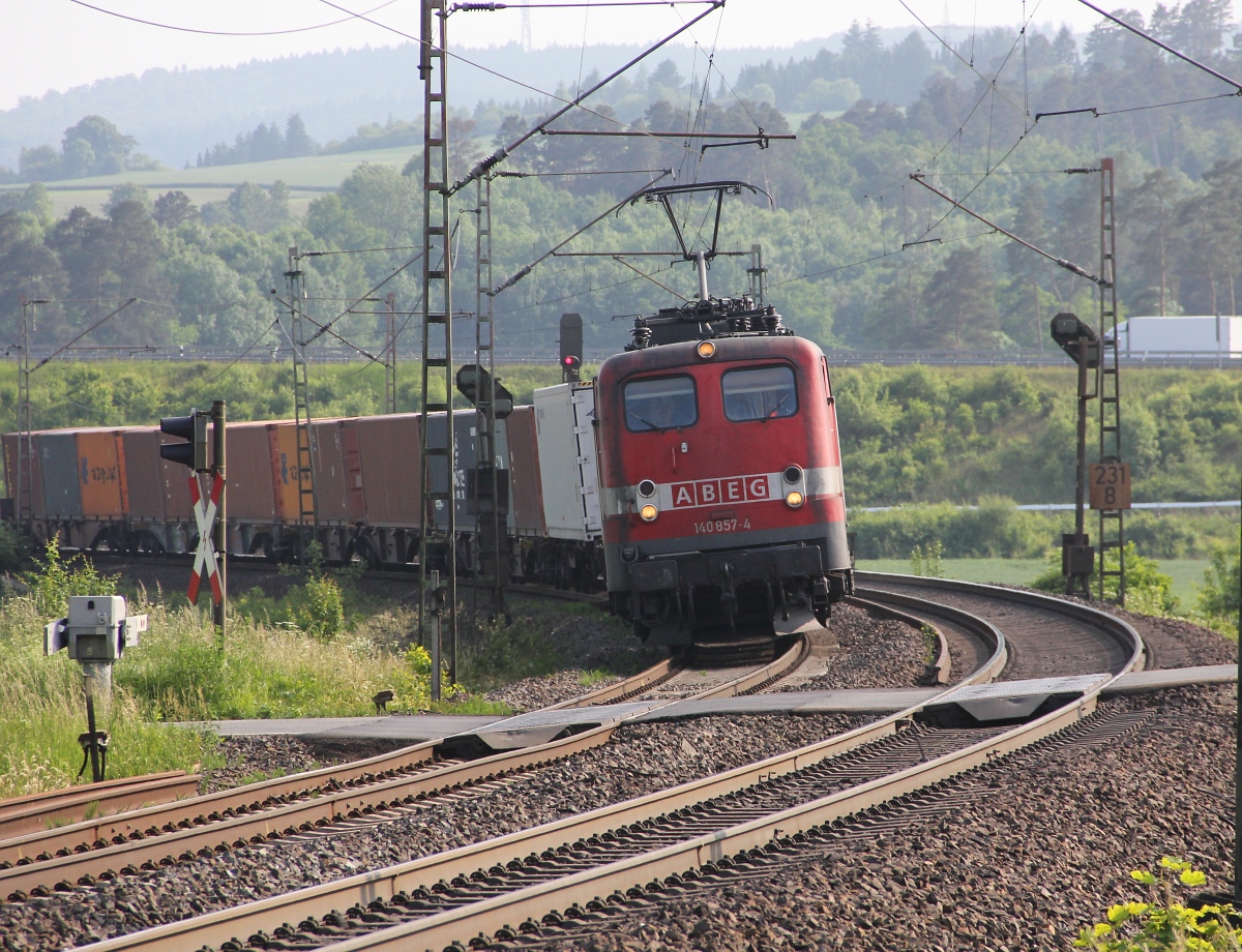 Eine kleine Seltenheit-Sensation auf der NSS am 11.06.2013. ABEG 140 857-4 kam mit einem Containerzug in Fahrtrichtung Norden vorbei. Aufgenommen zwischen Eichenberg und Friedland(HAN).