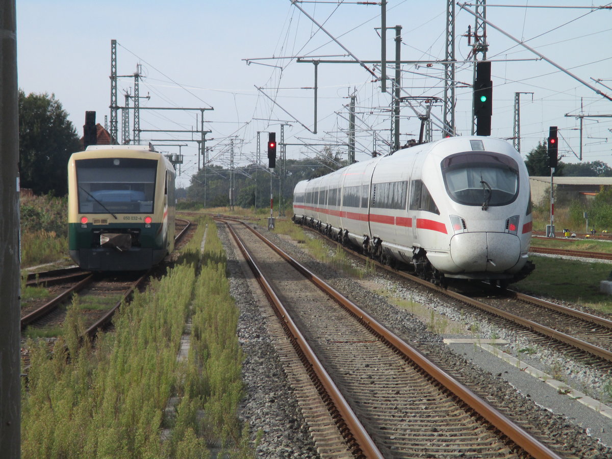 Eine kleine Wettfahrt lieferten sich,am 19.September 2020,der PRESS VT650 032 und der ICE-T 4011 092 aus Bergen/Rügen.Am Ende vom Bahnsteig aus. 