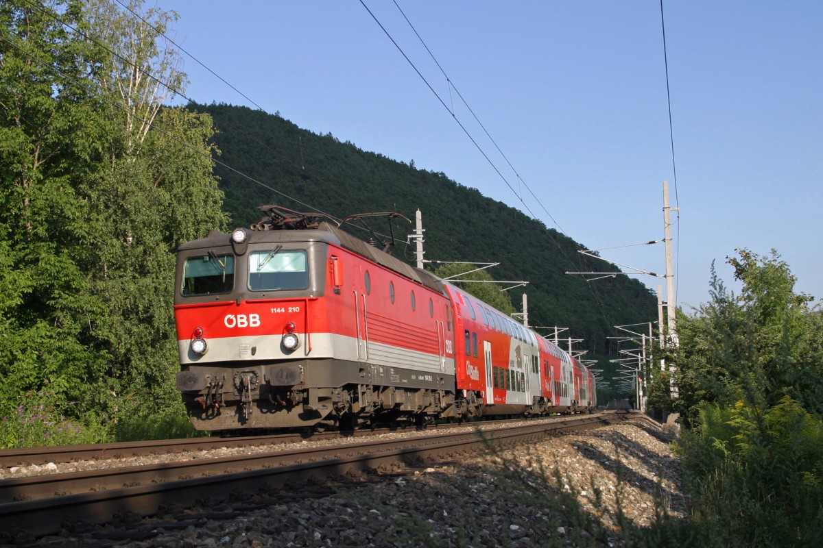 Eine kleine Wolke machte den tollen Hintergrund bei R-2249 mit 1144.210 am 4.8.15 vor Payerbach/R.