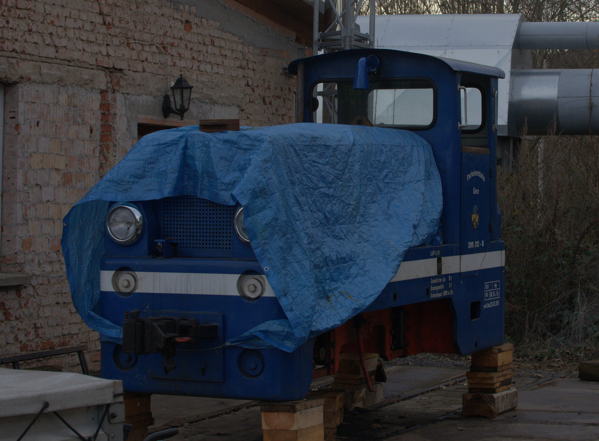 Eine Kleinlok ausgeachst auf dem Gelände der Eisenbahnwelten in Gera. 10.12.2016 14:42 Uhr.