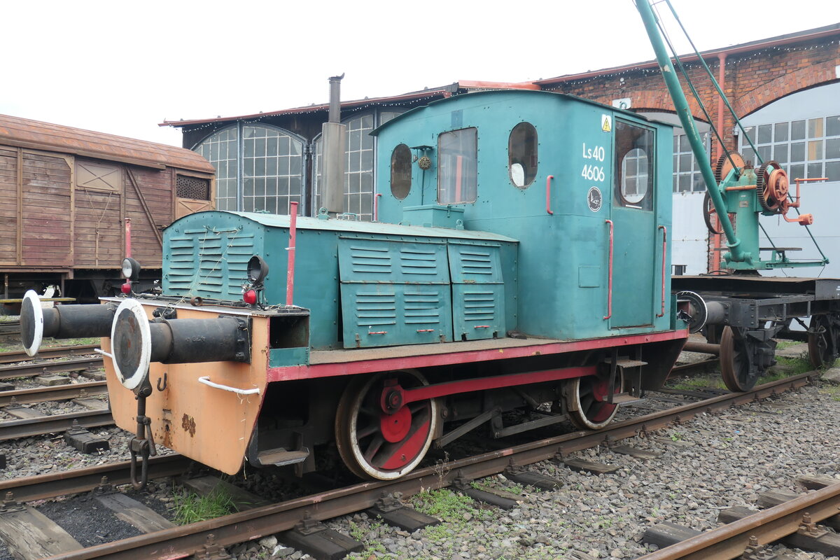 eine Kleinlokomotive ist die ab 1952 von Fablok gebaute Ls 40 6233, fotografiert am 13.05.2023 im Eisenbahnmuseum Jaworzyna Śląska