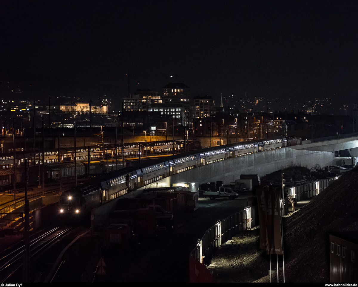 Eine knappe halbe Stunde nach der vorherigen Aufnahme kreuzen sich am 15. Februar 2019 um 18:42 wieder zwei HVZ-Dosto auf der S19 im Zürcher Vorbahnhof. In dieser Zeit ist es merklich dunkler geworden. 