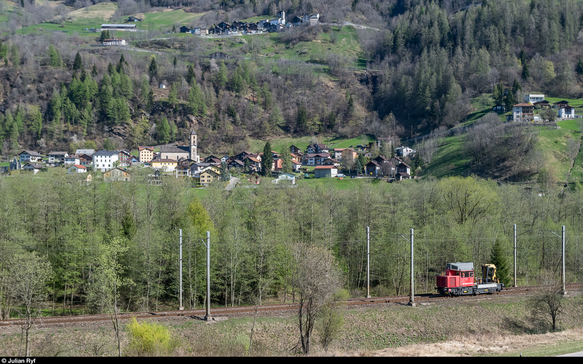 Eine knappe Minute nachdem der VSOE am 8. April 2017 die Fotostelle bei Ambrì passiert hat, kam aus der Gegenrichtung ein Tm 234 angefahren.