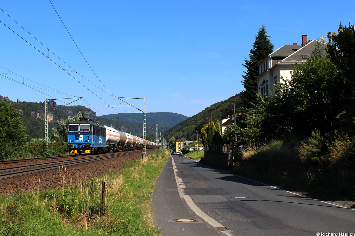 Eine Knödel der CD Cargo zieht einen Gaskesselzug durch Krippen, Dresden entgegen.