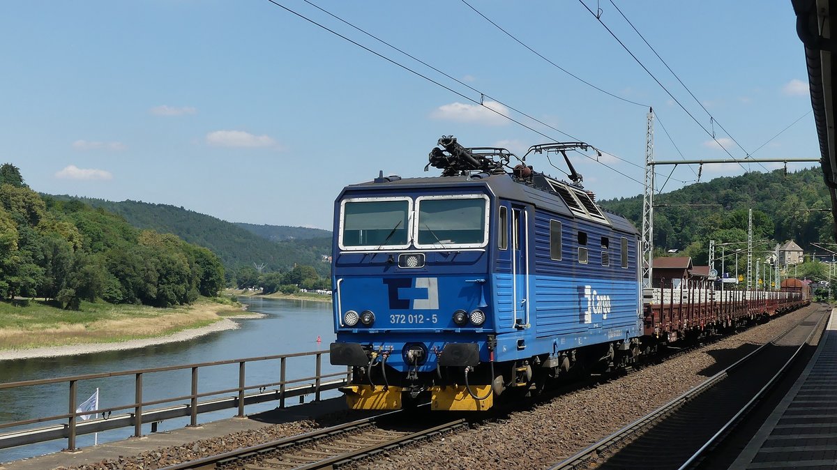 Eine  Knödelpresse  fährt gen Dresden entlang des Elbufers. Hier bei der Durchfahrt durch den S-Bahnhof Königstein (Sächs. Schweiz). Aufgenommen am 24.7.2018 13:56