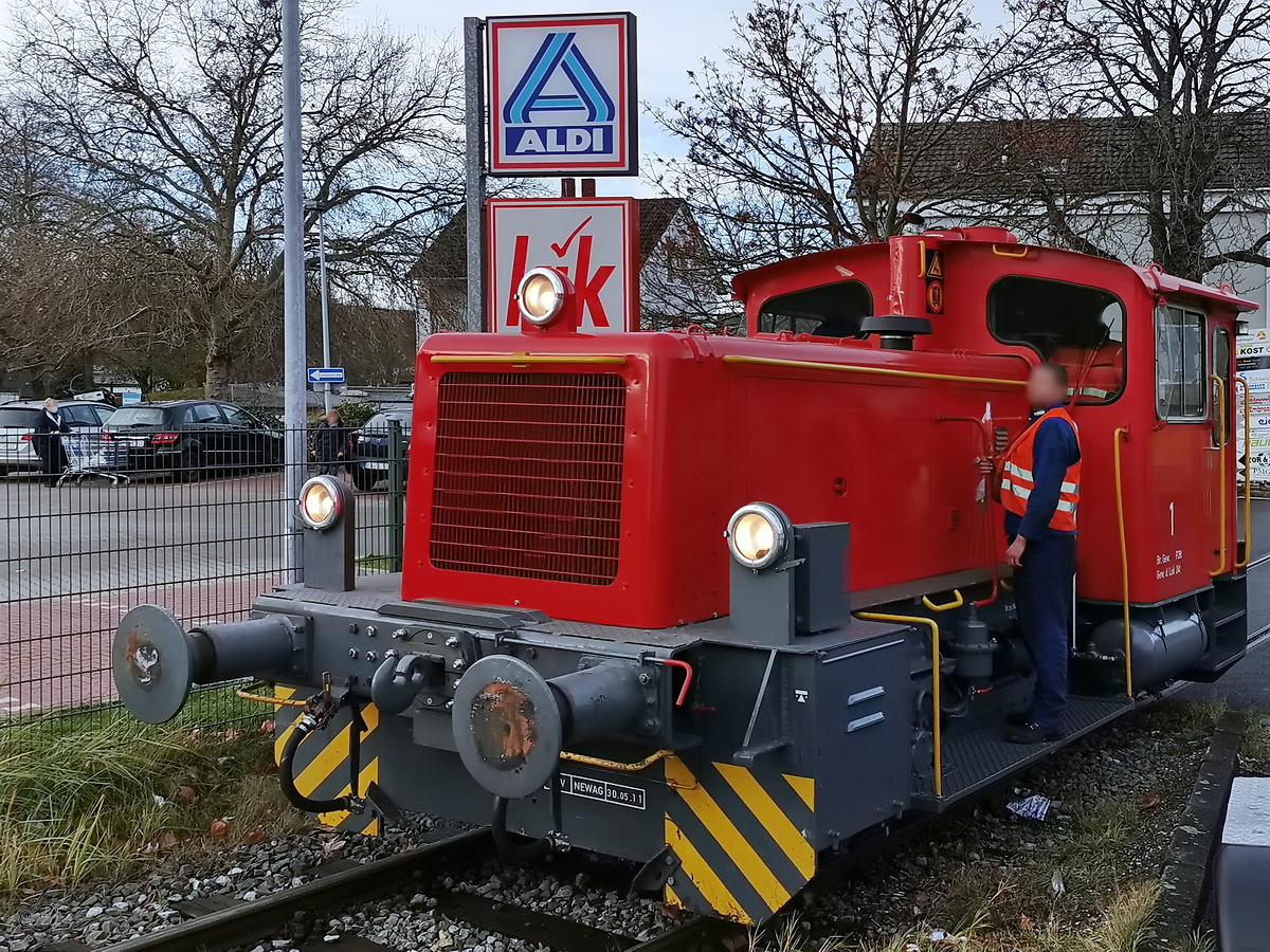 Eine Köf auf dem Weg zum Gelände der Westfälische Lokomotiv Fabrik Karl Reuschling. (Hattingen, Dezember 2020)