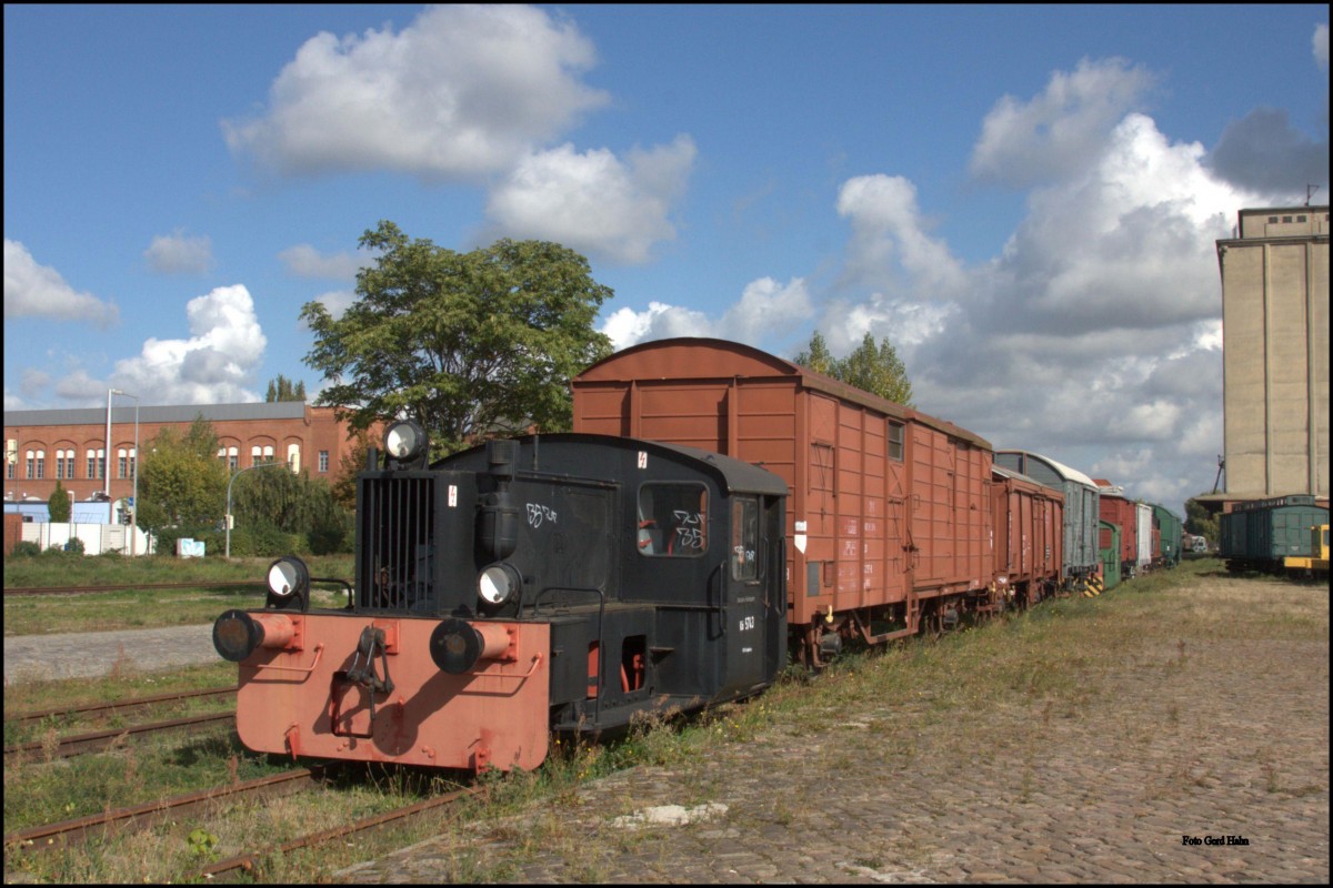 Eine Köf II, bezeichnet als Kö 5743 stand am 26.09.2015 im Wissenschaftshafen in Magdeburg an der Spítze eines langen Oldtimer Wagen Zuges der Magdeburger Eisenbahnfreunde e. V. 