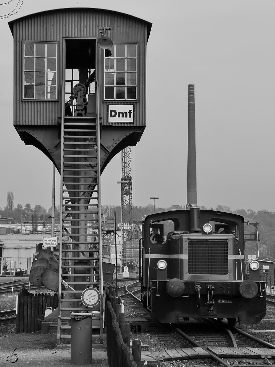 Eine Köf III neben dem Stellwerk Dmf im Eisenbahnmuseum Bochum. (April 2018)