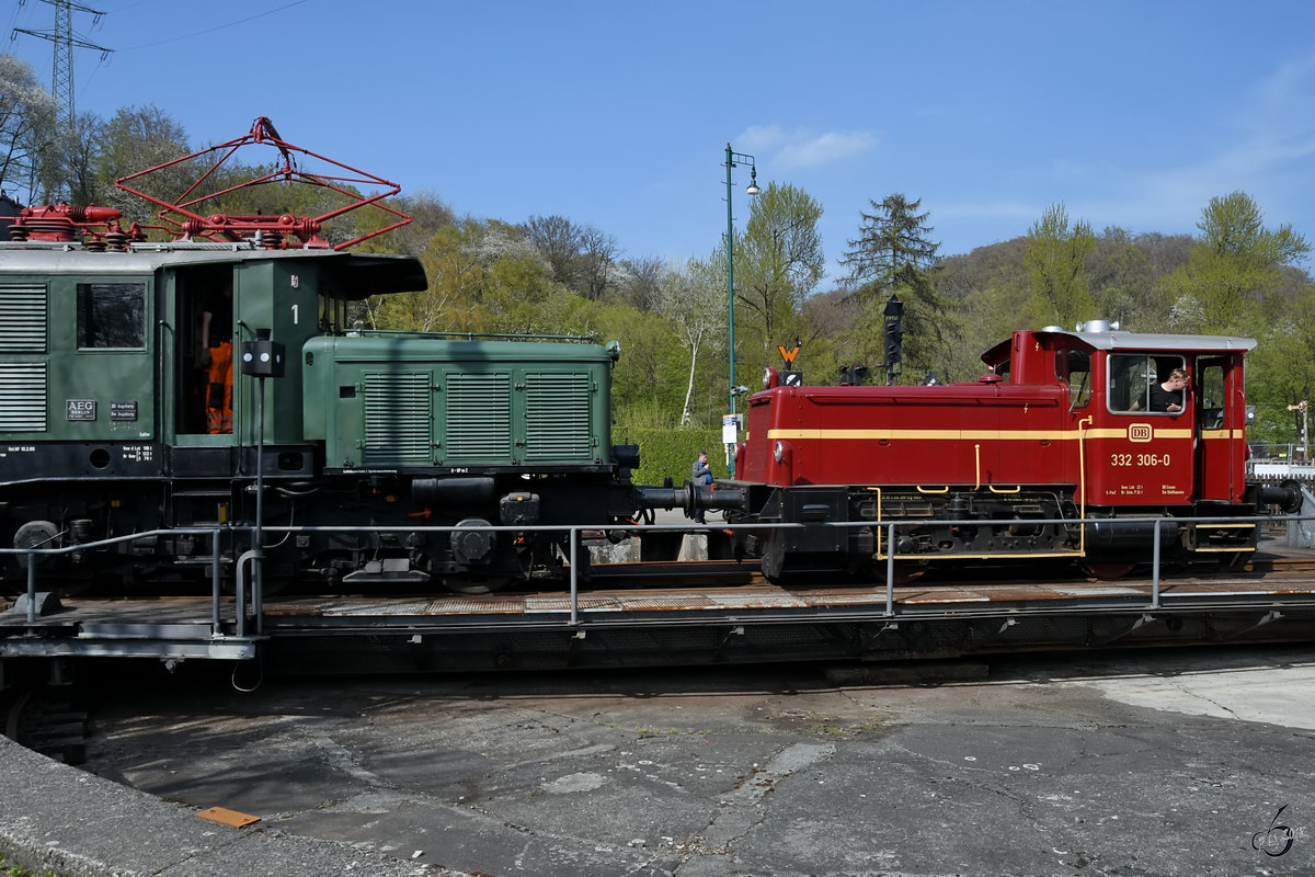 Eine Köf III zieht die Elektrolokomotive E94 080 auf der Drehscheibe. (Eisenbahnmuseum Bochum, April 2018)