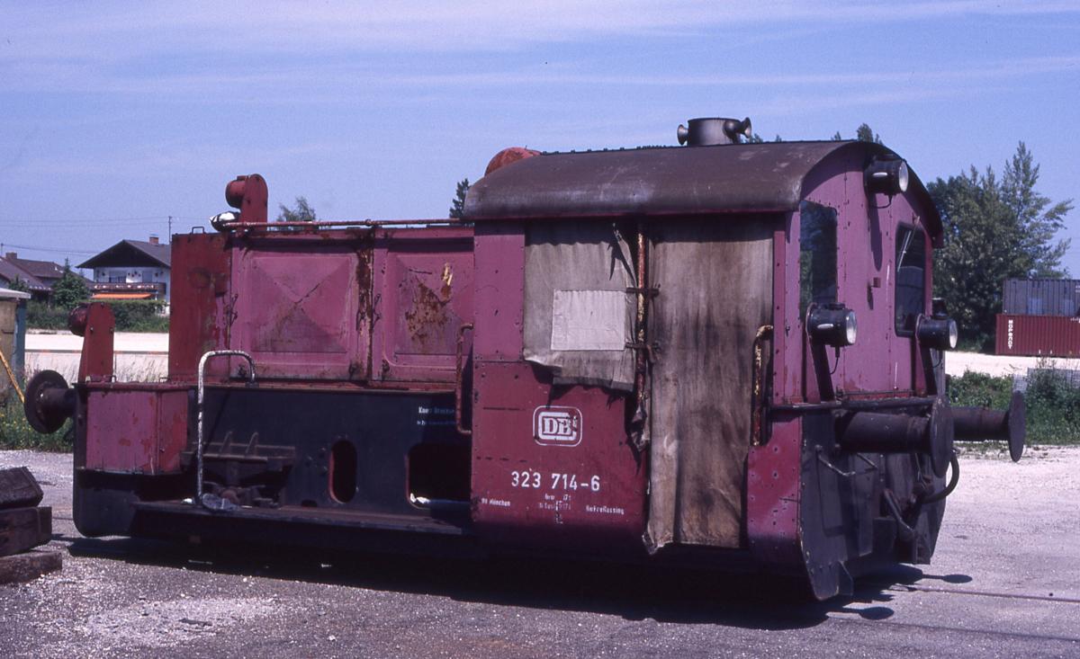 Eine Köf wie aus dem Bilderbuch! Am 13.6.1987 stand 323714 sichtbar durch ihre Arbeitsjahre gezeichnet im BW Freilassing.