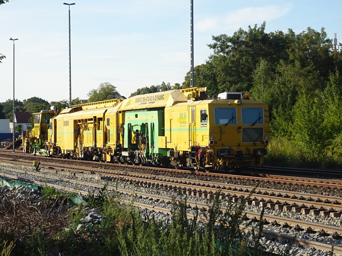 Eine kombinierte UNIMAT 09-475/4S N-DYNAMIC. Hersteller Plasser& Theurer. Eigentümer BUG Verkehrsbau. Aufgenommen im Bf. Velten/Mark 12.8.2018