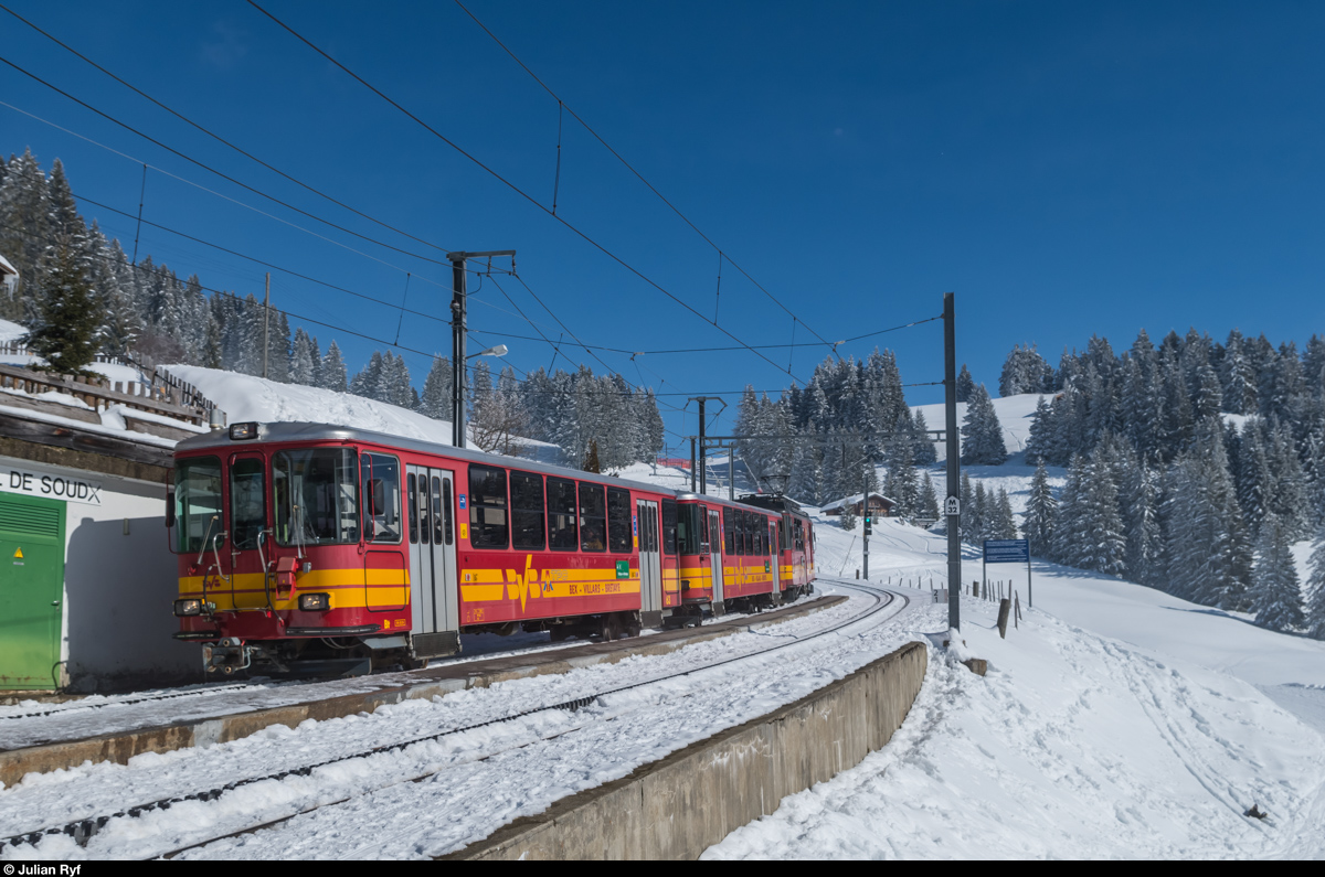 Eine Komposition der BVB mit dem Triebwagen BDeh 4/4 82 erreicht am 17. Februar 2016 vom Col de Bretaye her kommend den Col de Soud.