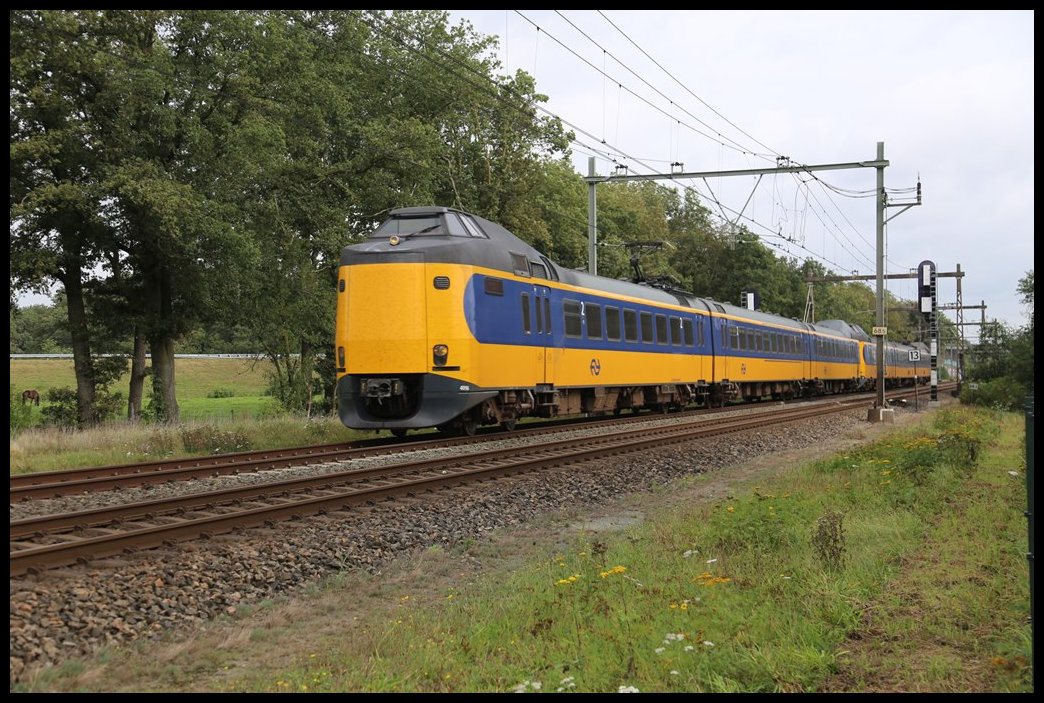 Eine Koplooper Doppeleinheit ist hier bei Stroe am 4.10.2023 um 13.17 Uhr in Richtung Apeldoorn unterwegs.