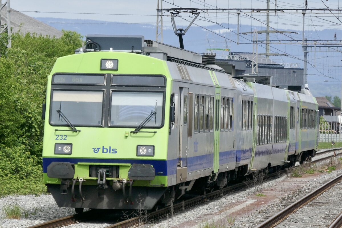 Eine Kreuzung mit dem RBDe 566 II 232 am 27.4.24 im Bahnhof Kerzers. 