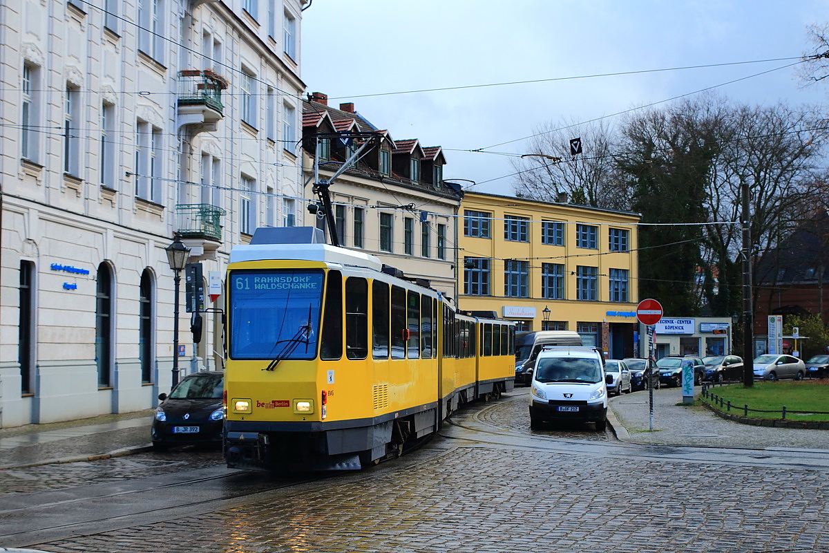 Eine KT4D-Doppeltraktion der Linie 61 ist am 18.11.2015 auf der Kietzer Straße in Köpenick unterwegs