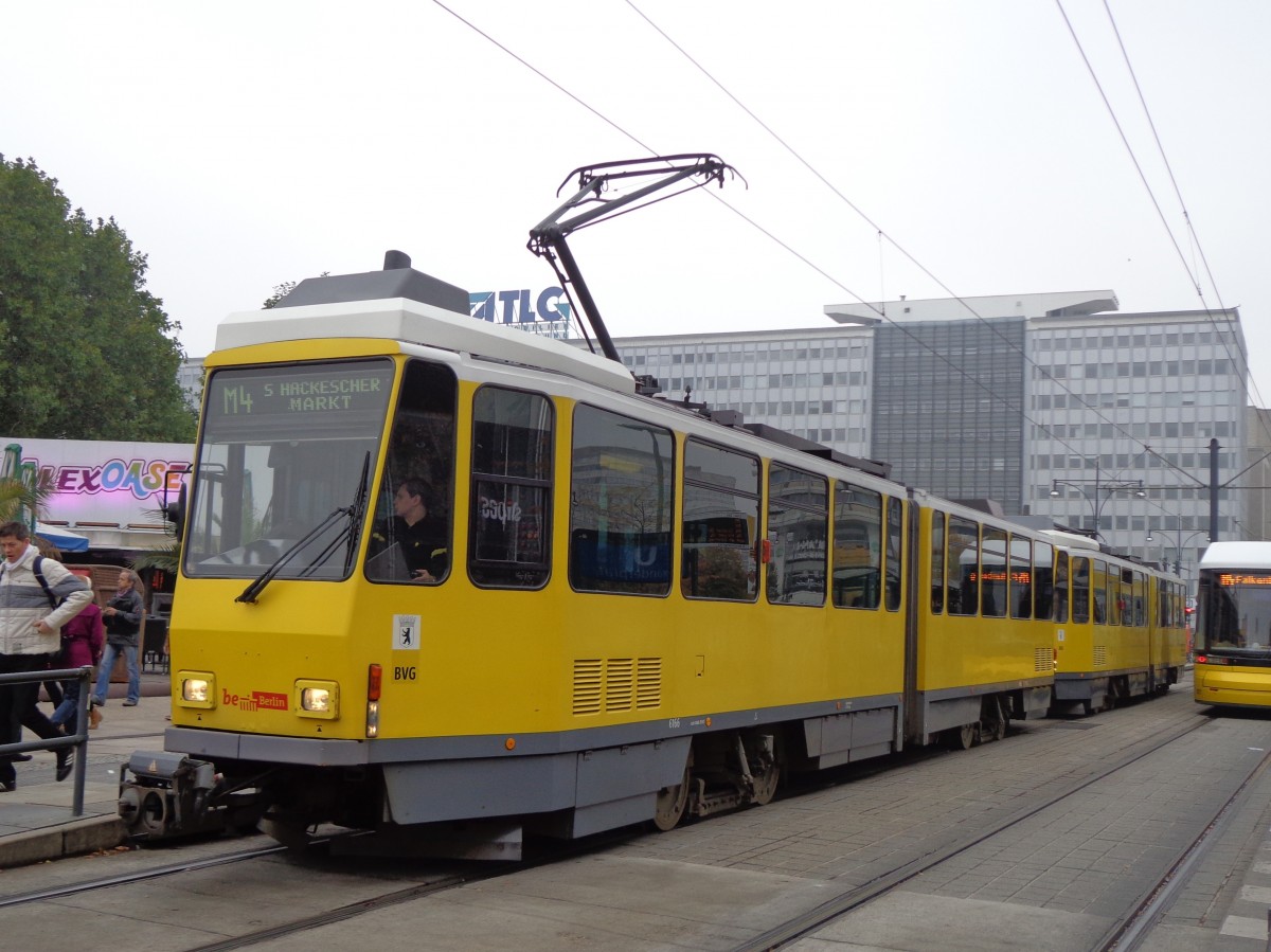 Eine KT4D mod der BVG als M4 Hackescher Markt am 12.10.13 am Alexanderplatz