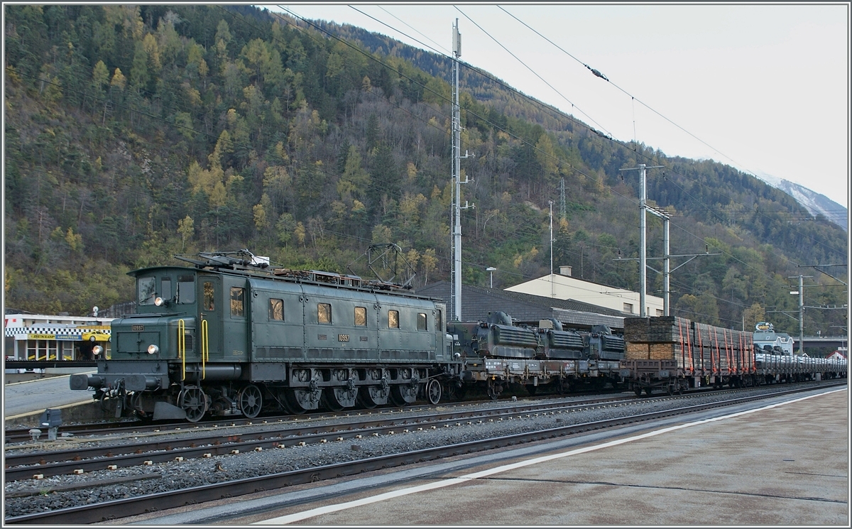 Eine kurze Reise durch die Geschichte der Eisenbahn: Schon bald begann man in der Schweiz mit der Elektrifizierung der Bahnstrecken. Als in Europa Anfangs der 1930er noch massenweise Dampflok baut wurden, entstand in der Schweiz die Ae 4/7, die es im Planbetrieb immerhin noch bis fast in Jahr 2000 schaffte. 
 
Im Bild zeigt sich die Ae 4/7 10997 mit einem (Extra)-Güterzug in Gampel-Steg kurz vor der Abfahrt in Richtung Brig. 

7. November 2013