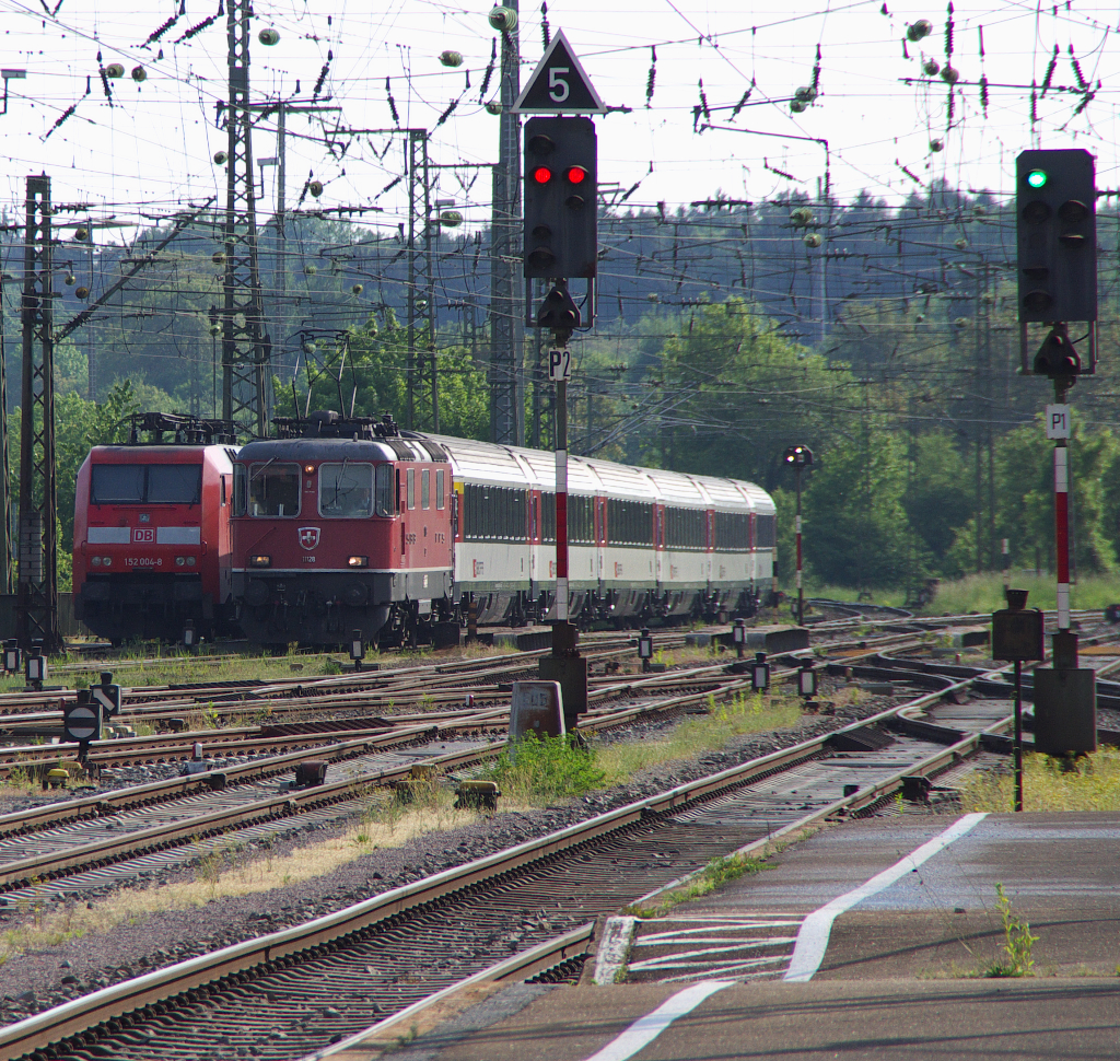 Eine der längsten Bahnstrecken in Deutschland ist die Rheintalbahn/Hochrheintalbahn von Mannheim über Basel nach Konstanz mit 413,3 Km Länge. Die Loks der  Heidi  Abteilung sind in Singen am Hohentwiel allgegenwärtig. SBB Re 4/4 11128 bringt den IC aus Zürich nach Singen, dann ist Lokwechsel und wenn man Glück hat kommt eine 115er vor den Zug nach Frankfurt/Main, jedenfalls bis Stuttgart. Im Hintergrund wartet 152 004-8 auf neue Aufgaben. Bahnstrecke 4000 Mannheim - Basel - Konstanz in Singen Hohentwiel am 13.05.2015