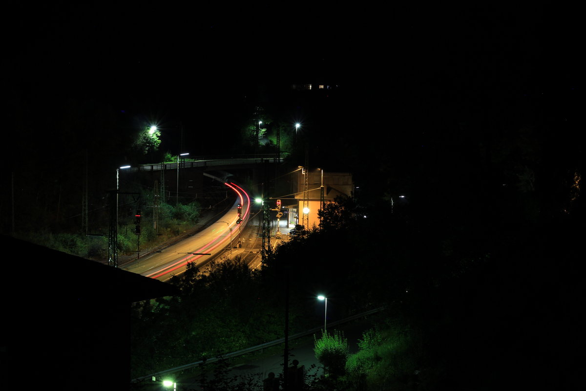 Eine lange Belichtungsdauer ermöglicht das gleichzeitige Anzeigen von HP1 und HP0. Am 08.09.2016 huscht ein unbekannter ICE durch den noch existierenden Bhf Heigenbrücken. 