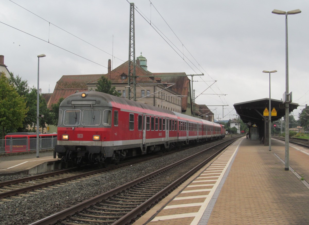 Eine  lange  n-Wagen Garnitur steht am 11. September 2013 als RB nach Saalfeld (Saale) auf Gleis 1 im Bahnhof Kronach.