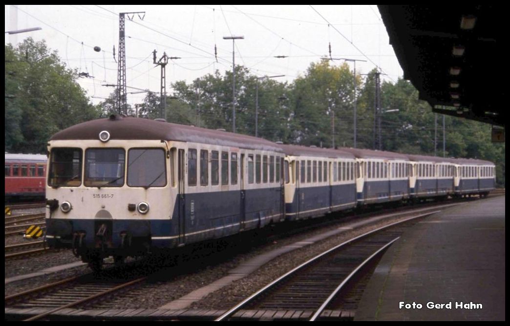 Eine lange Reihe abgestellter ETA Fahrzeuge am 6.10.1990 im Bahnhof Wanne Eickel:
515661 + 815683 + 515610 + 515532 + 815674.
