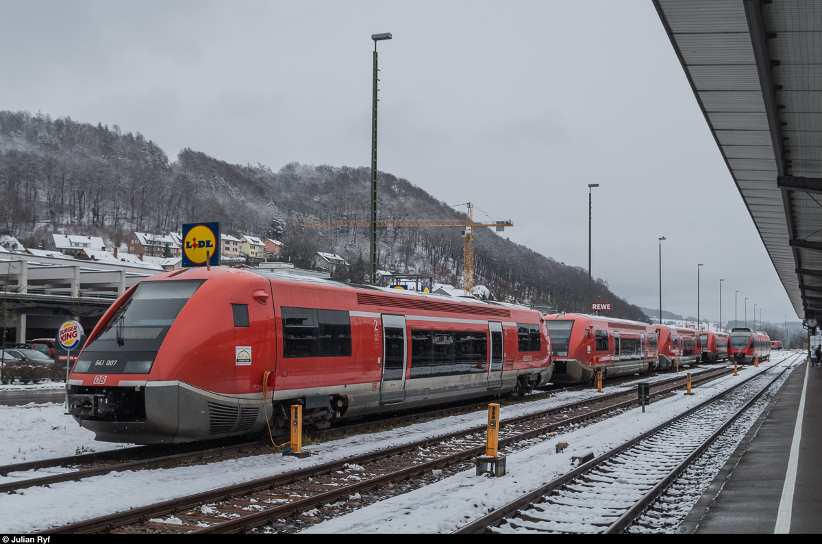 Eine lange Reihe Triebwagen der Baureihe 641 abgestellt im Bahnhof Waldshut am 14. Januar 2017.