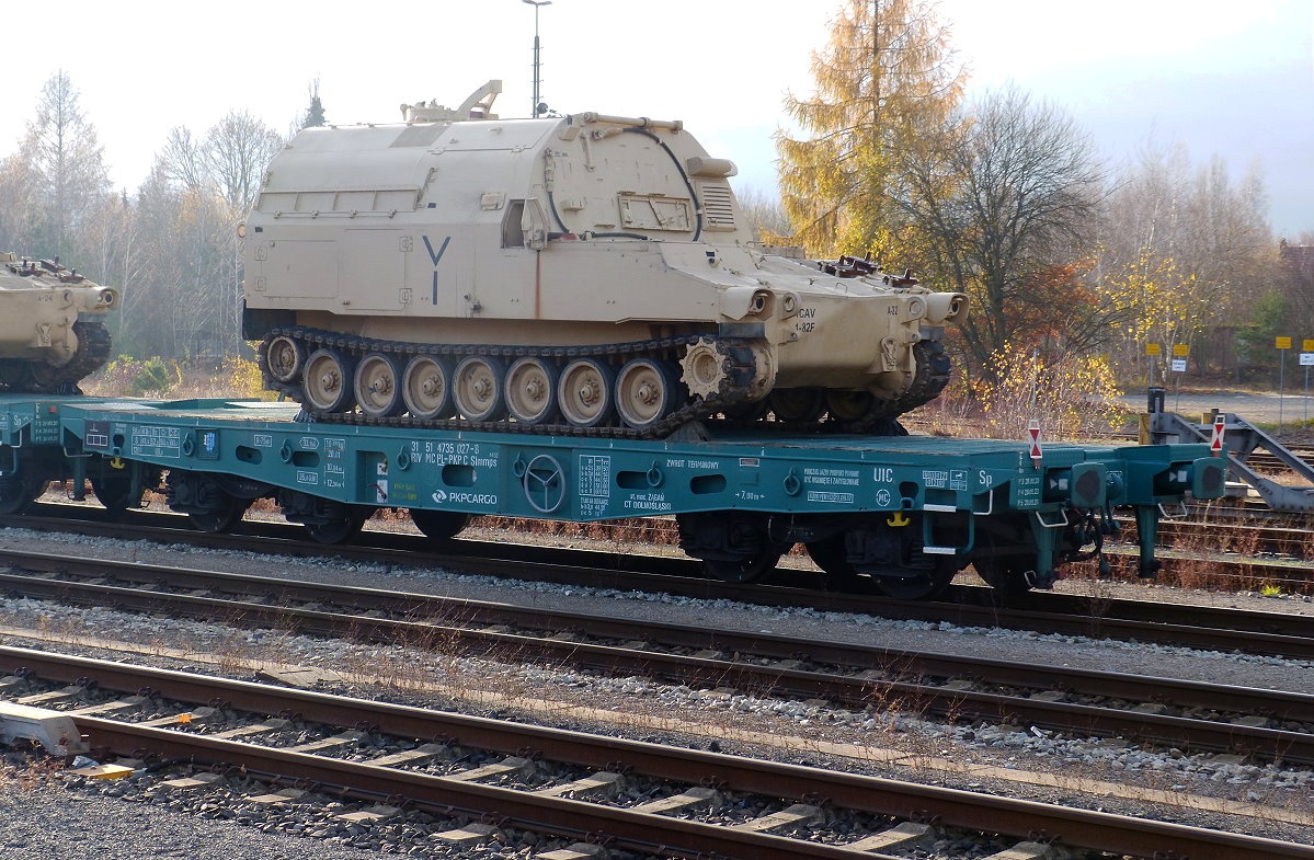 Eine lange Schlange von Panzern auf PKP Cargo Flachwagen stand am 25.11.2018 im Bahnhof Weiden abgestellt