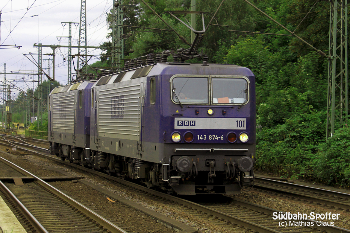 Eine Leerfahrt von 2 Loks der Baureihe 143, hier fhrend die 143 874-6, aufgenommen am 21.08.2013 in Hamburg Harburg.