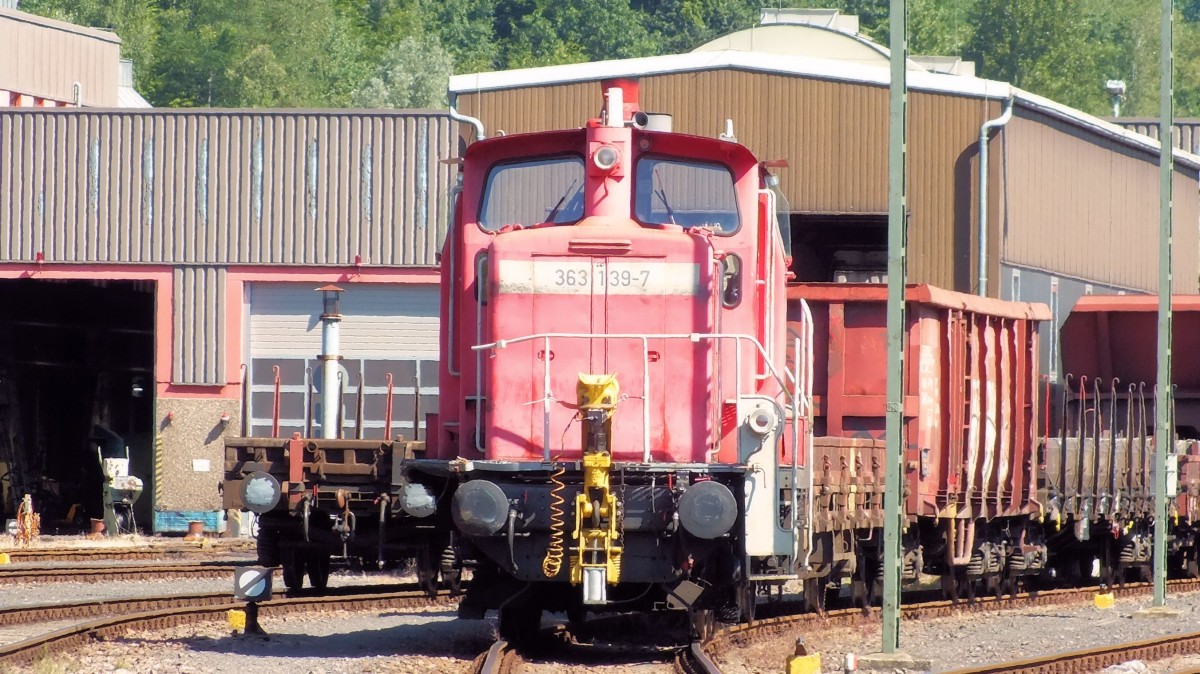 Eine leicht demolierte 363 139-7 in Saarbrücken am Güterbahnhof den 09.07.2015