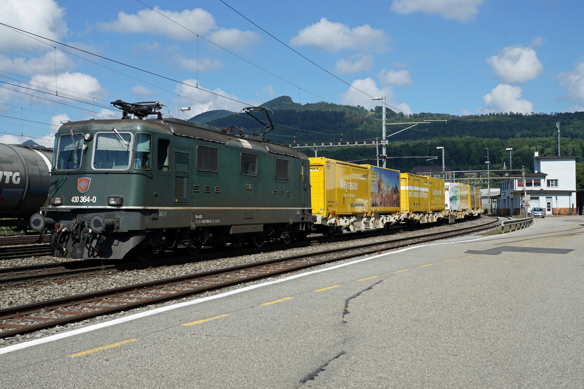 Eine der letzten grünen SBB Cargo Re 4/4, die Re 430 364-0 mit einem Postzug anlässlich der Bahnhofsdurchfahrt Olten-Hammer am 29. Juli 2019.
Foto: Walter Ruetsch 