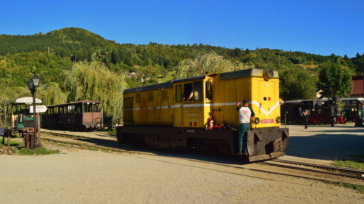 Eine der letzten sich in Betrieb befindenden Loks der Baureihe 87, die 87-0036-1, manöviert am 14.09.2017 in der Endstation Viseu de Sus der Wassertalbahn. Im Hintergrund sich Personenagen der Museumszüge er Wassertalbahn zu sehen.
