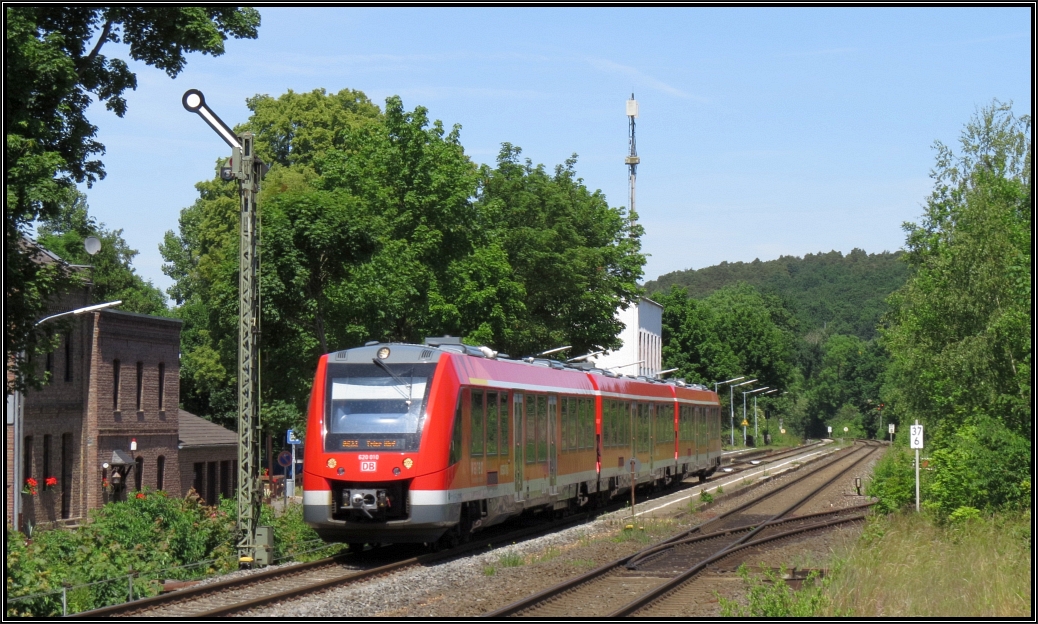 Eine Lint 81 Diesel Triebwagengarnitur ist auf der Kbs 474 unterwegs nach Trier.
Hier zu sehen bei der Durchfahrt am Bahnhof Satzvey am 14.Juni 2015.