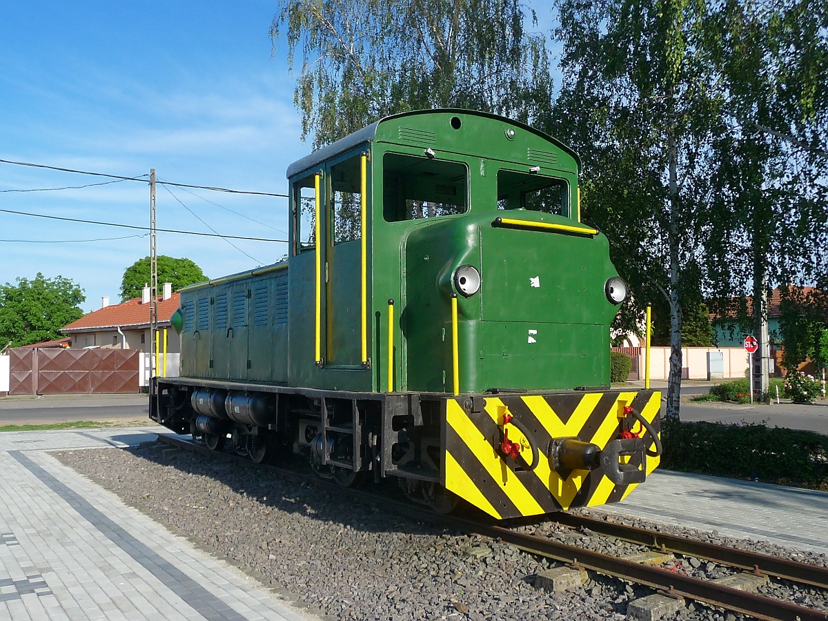 Eine Lok der 2009 stillgelegten Schmalspurstrecke von Nyiregyhaza nach Dombrad und Balsa ist in Nagyhalasz ausgestellt, 29. ‎Mai ‎2016 