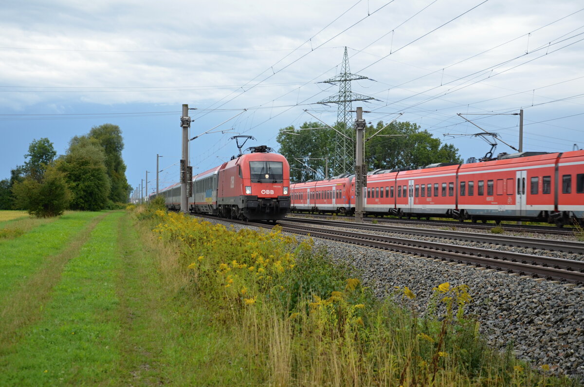 Eine Lok der Baureihe 1116 (1116-278) zieht mit Schubunterstützung einer Schwesterlok einen Eurocity in Richtung Augsburg. Auf dem Gleis für den Nahverkehr fuhr just in diesem Moment ein Regionalexpress (440-xxx-x) in Richtung München. Aufgenommen an der Strecke Augsburg-München am 03.09.2022