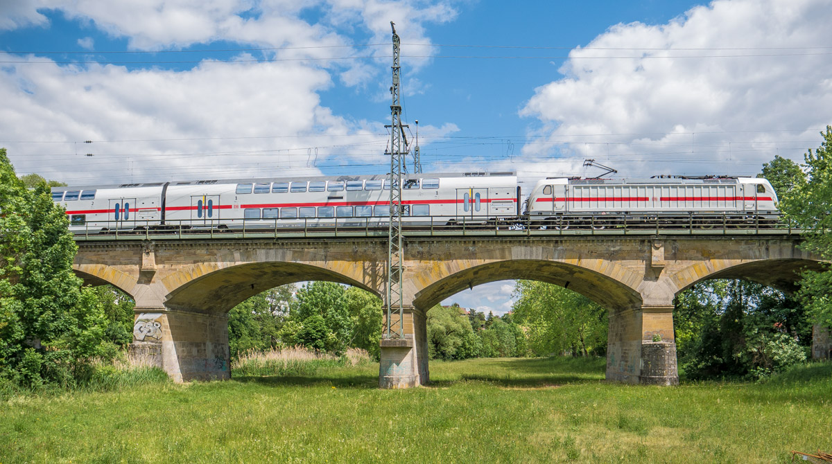 Eine Lok der Baureihe 147 erreichte am 29.5.20 mit ihrem Doppelstock-IC nach Karlsruhe den Bahnhof Crailsheim.