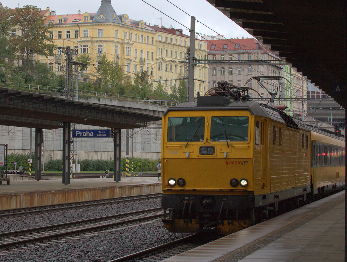 eine Lok der Baureihe 362 , hier 114 in den typischen Farben für Regio-Jet unterwegs in Praha hln. 23.09.2018 14:09 Uhr.