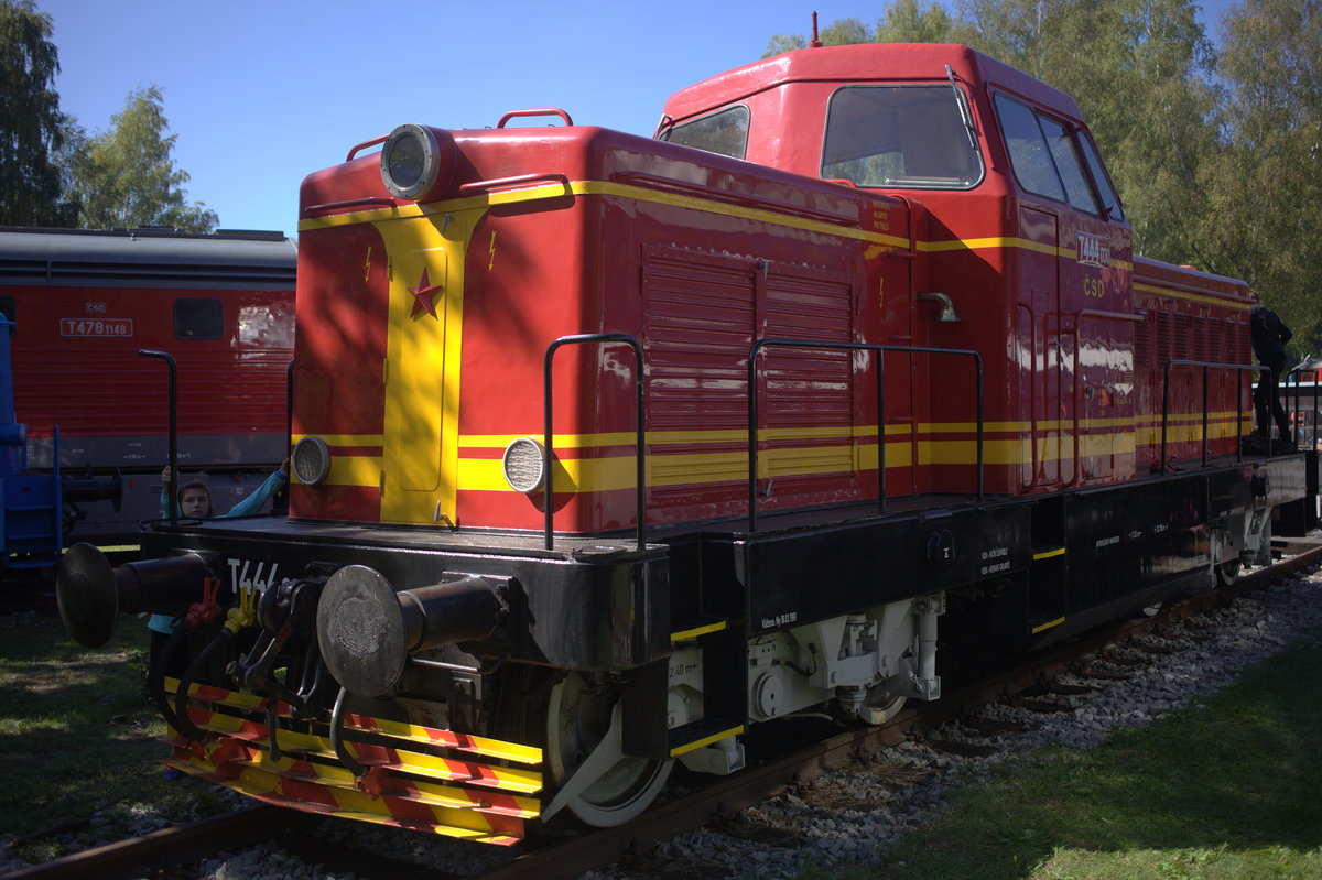Eine Lok der Baureihe T444 in  Lužná u Rakovníka. 21.09.2019 13:04 Uhr.