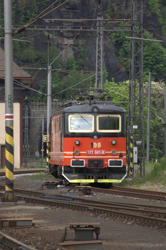 Eine Lok der BR 121 in Decin , die 121 041-8. 13.05.2014 14:36 Uhr.