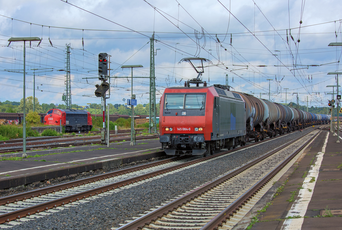 Eine Lok der BR 145 durchfährt den Bahnhof Wabern mit Kesselwagen. - 14.09.2015