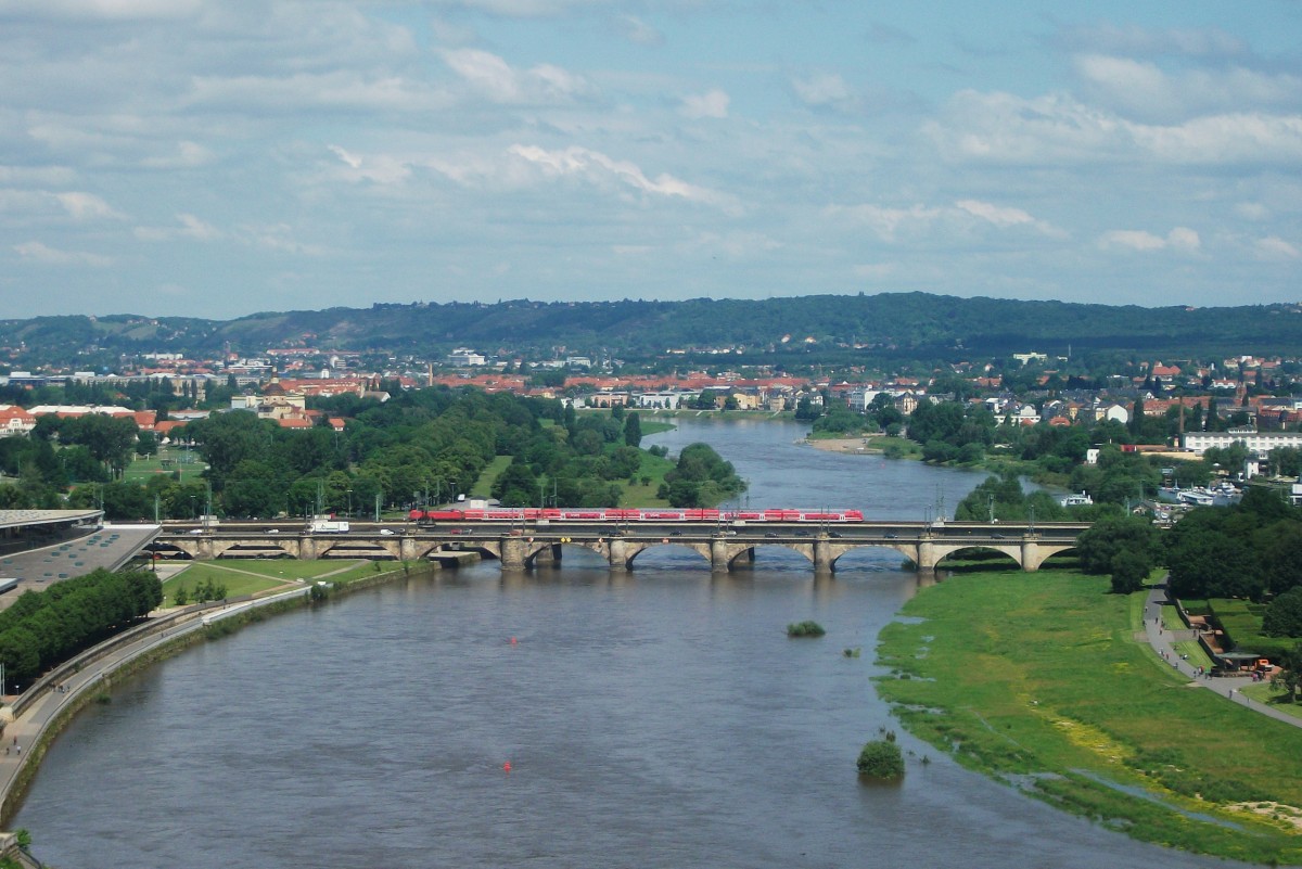 Eine Lok der BR 182 schiebt am 30.Mai 2014 die S1 nach Meien ber die Elbe in Dresden.