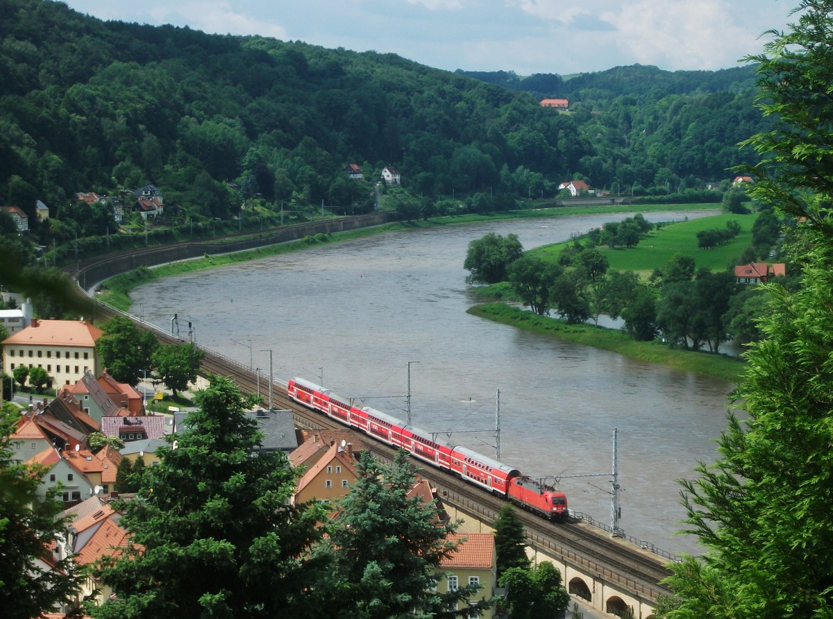 Eine Lok der BR 182 schiebt am 30.Mai 2014 eine S1 nach Meien bei Knigsstein in Richtung Dresden.