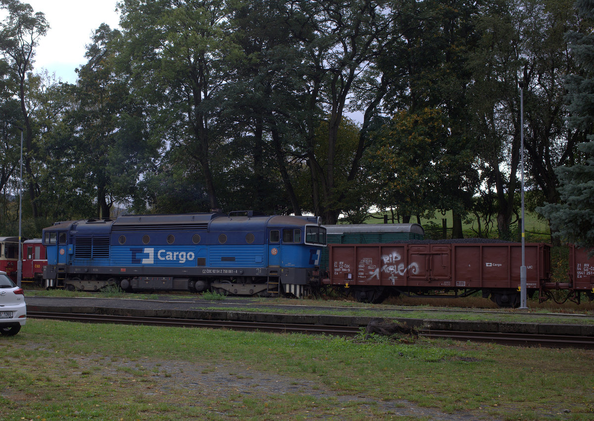 Eine Lok der CD Cargo mit einem kurzen Kohlenganzzug (kein Fotogüterzug) in Česká Kamenice (deutsch: Böhmisch Kamnitz) fährt in wenigen Minuten aus Richtung Liberec.
03.10.2019 10:59 Uhr.