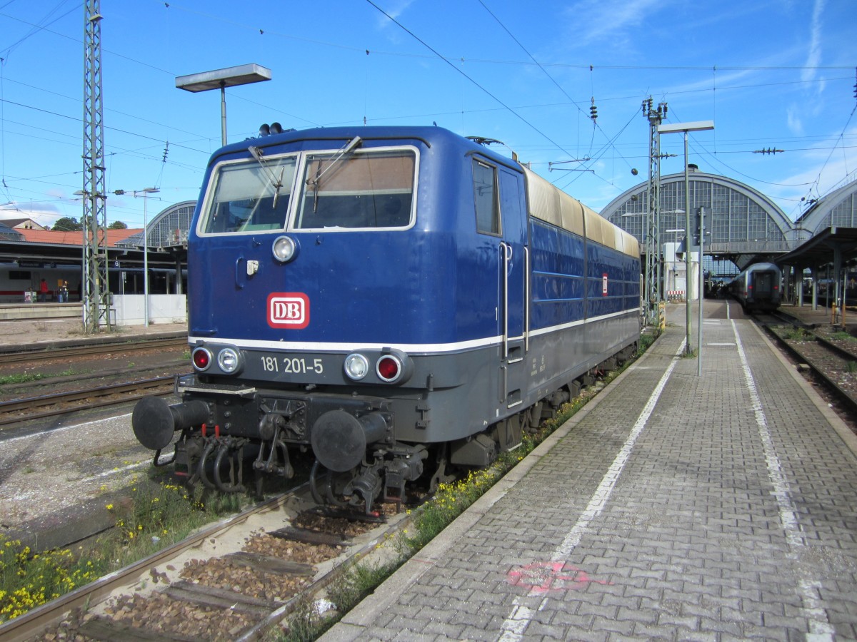 Eine Lok der DB-Baureihe 181 abgestellt auf dem Karlsruher Hauptbahnhof. Es gibt nur noch drei 181 die mit der kobaltblauen Lackierung unterwegs sind. Die 181 201-5 ist eine davon und als letzte noch voll Betriebsfhig.