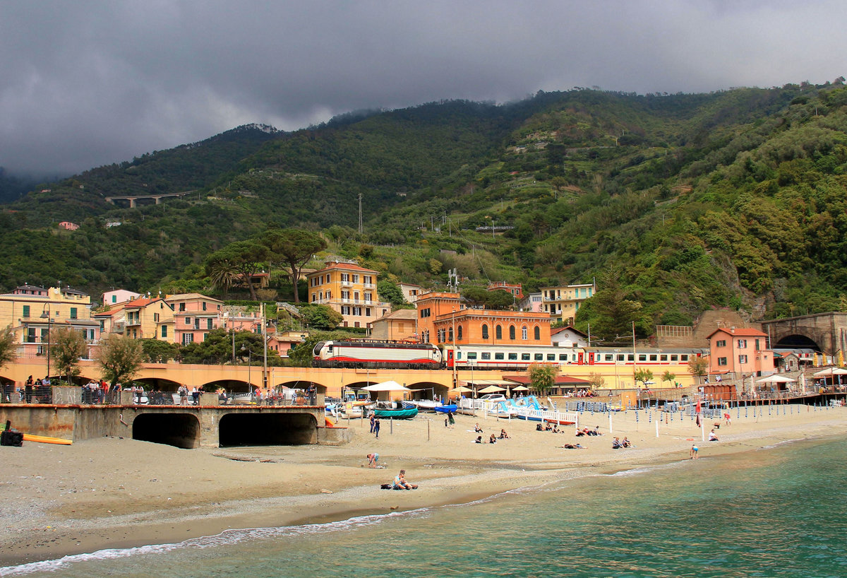 Eine Lok E402 mit ihrem Intercity-Zug bei der Einfahrt in Monterosso. 9.Mai 2018 