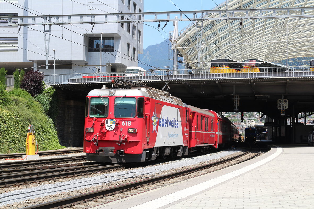 Eine Lok, die für eine Fluggesellschaft wirbt, die sich nach einer Blume nennt.
Ge 4/4 II 618  Bergün/Bravuogn  mit dem  RE 1236/1745 (Scuol-Tarasp - Disentis/Muster) bei der Ausfahrt aus dem Bahnhof Chur.

Chur, 12. Juni 2017