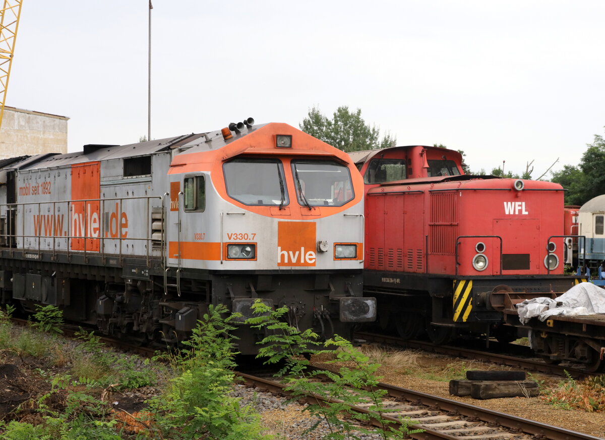 Eine Lok der HVLE in Brieske, auf dem Gelände der WISAG. V330.7  05.08.2021 15:19 Uhr.