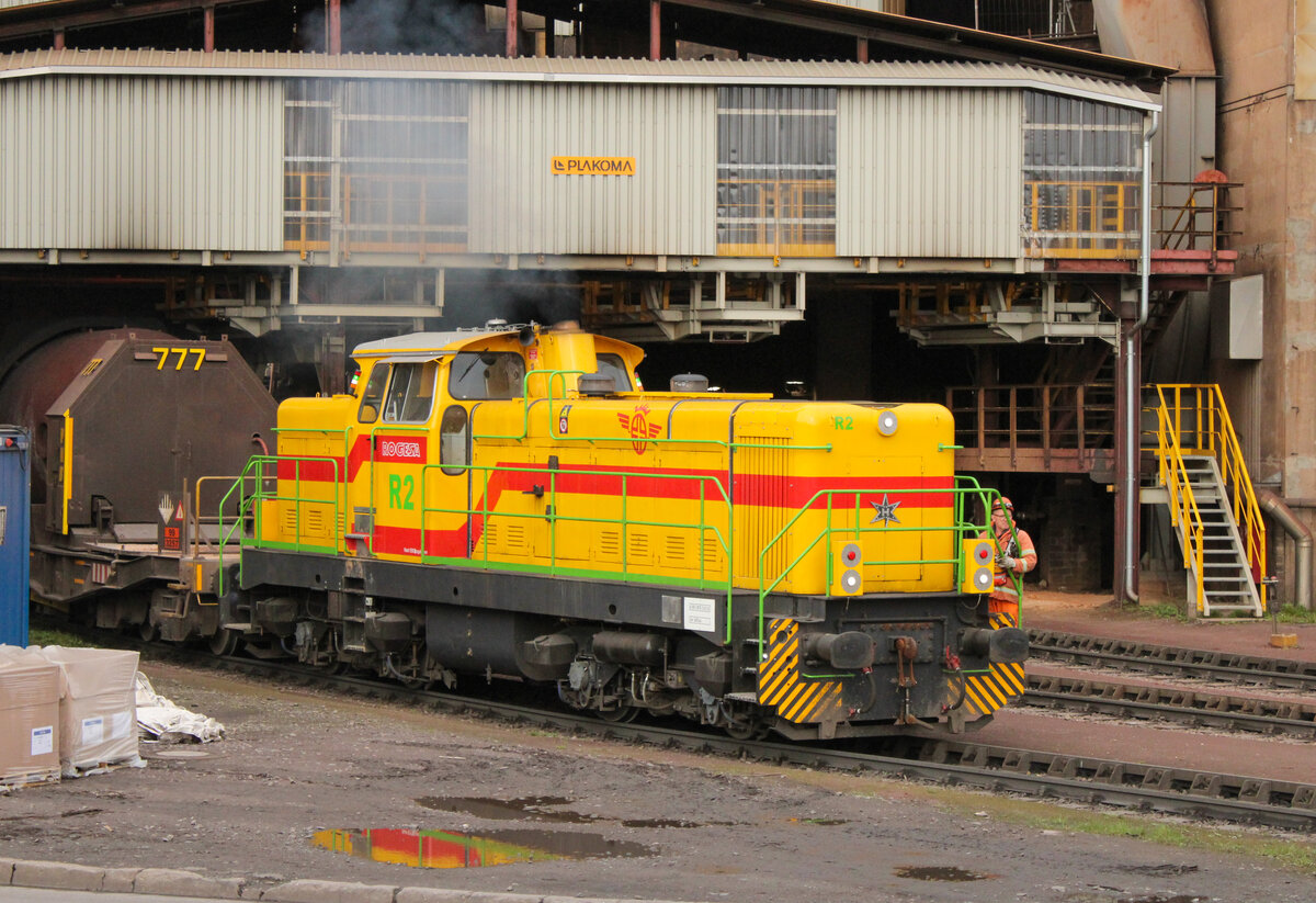 Eine Lok, die ich bisher noch nicht fotografiert habe, ist die R2 der ROGESA (Henschel 31203/1966). Sie ist recht frisch hauptuntersucht. Hier rangierte sie am 14.03.2026 am Hochofen 4 der Dillinger Hütte. Leider ist der Wagen etwas abgeschnitten, da mir sonst ein Lkw ins Bild gefahren wäre.